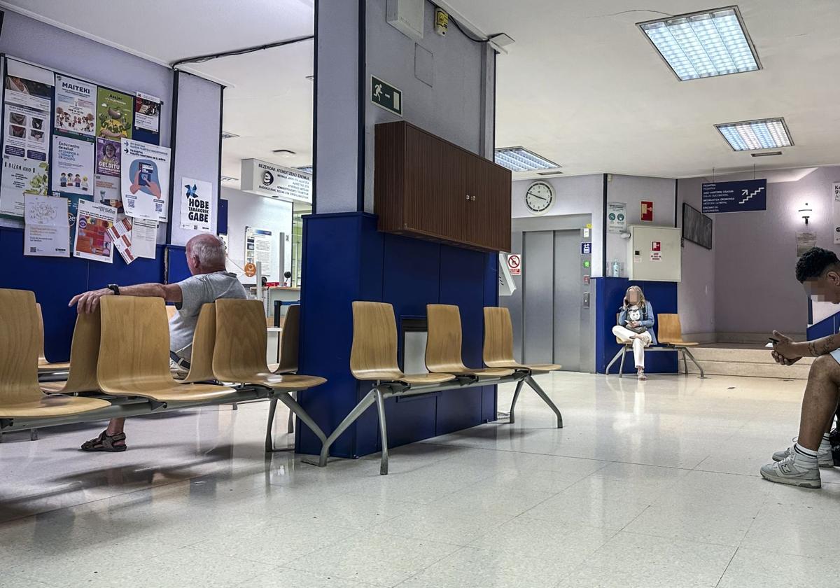 Pacientes en una de las salas de espera del centro de salud de Aranbizkarra I.