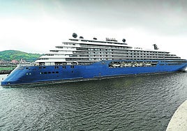 El yate de lujo 'Ilma' de la compañía The Ritz- Carlton abandonó ayer por la tarde la terminal de cruceros del Puerto de Bilbao ante la expectación de decenas de curiosos
