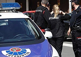 Trabajadores de la empresa comprobaron que el sospechoso había roto una de las ventanas para acceder a la zona de vestuarios y robar en varias taquillas.