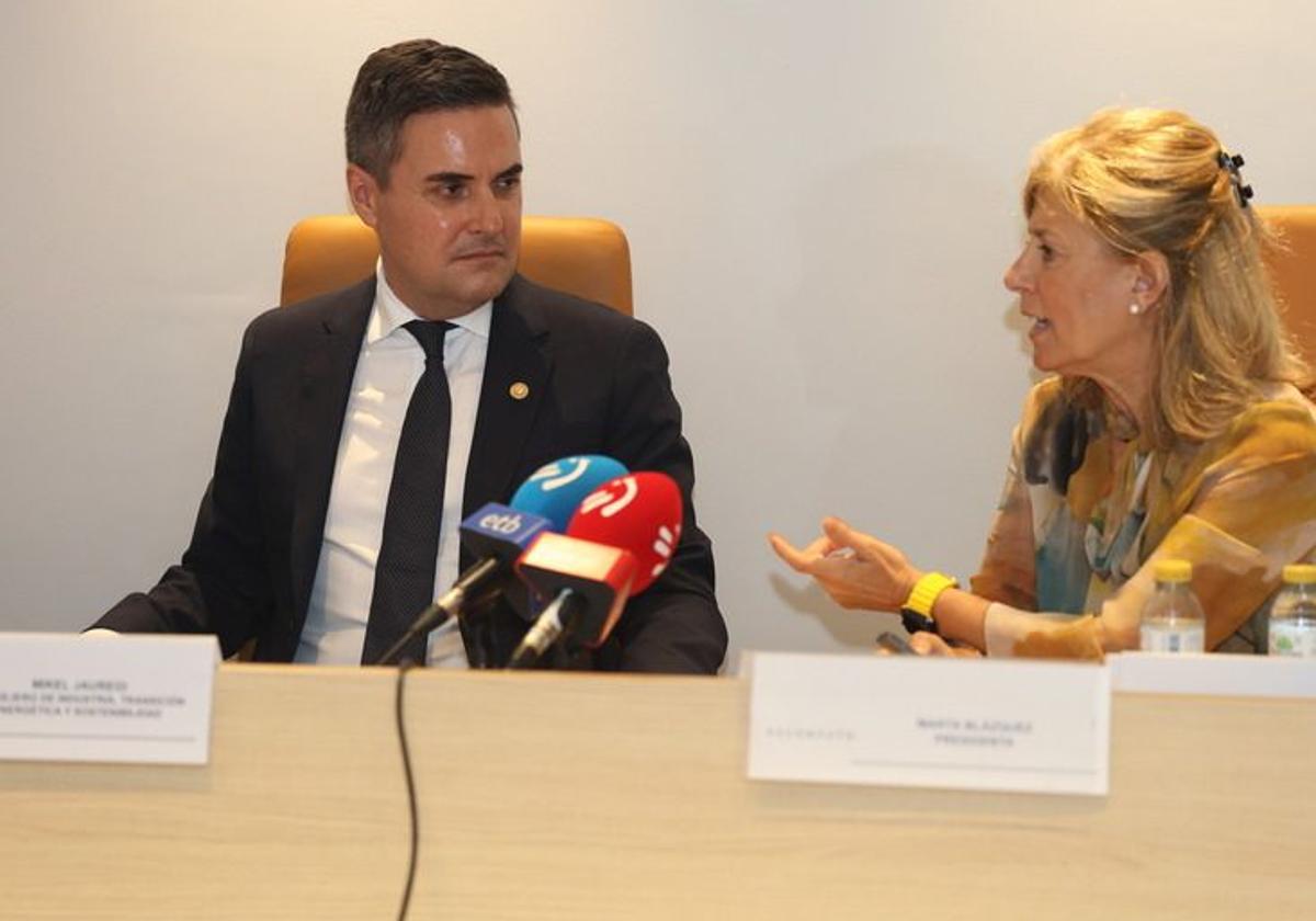 El consejero de Industria, Mikel Jauregi, y la presidenta de Faconauto, Marta Blázquez, en la Jornada de Automoción desarrollada en la sede de SEA en Vitoria.