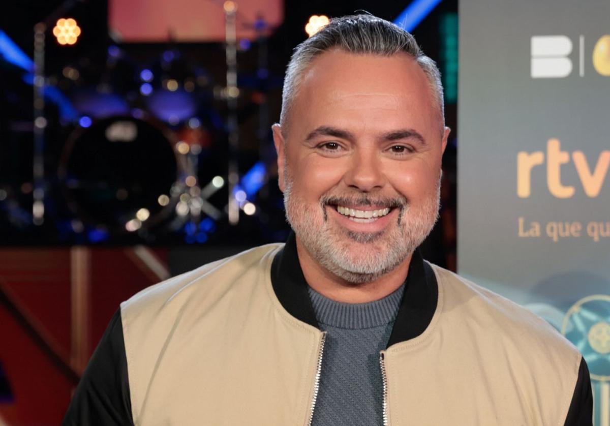 Juan Magán cede su micrófono durante un concierto para alentar cánticos contra Sánchez