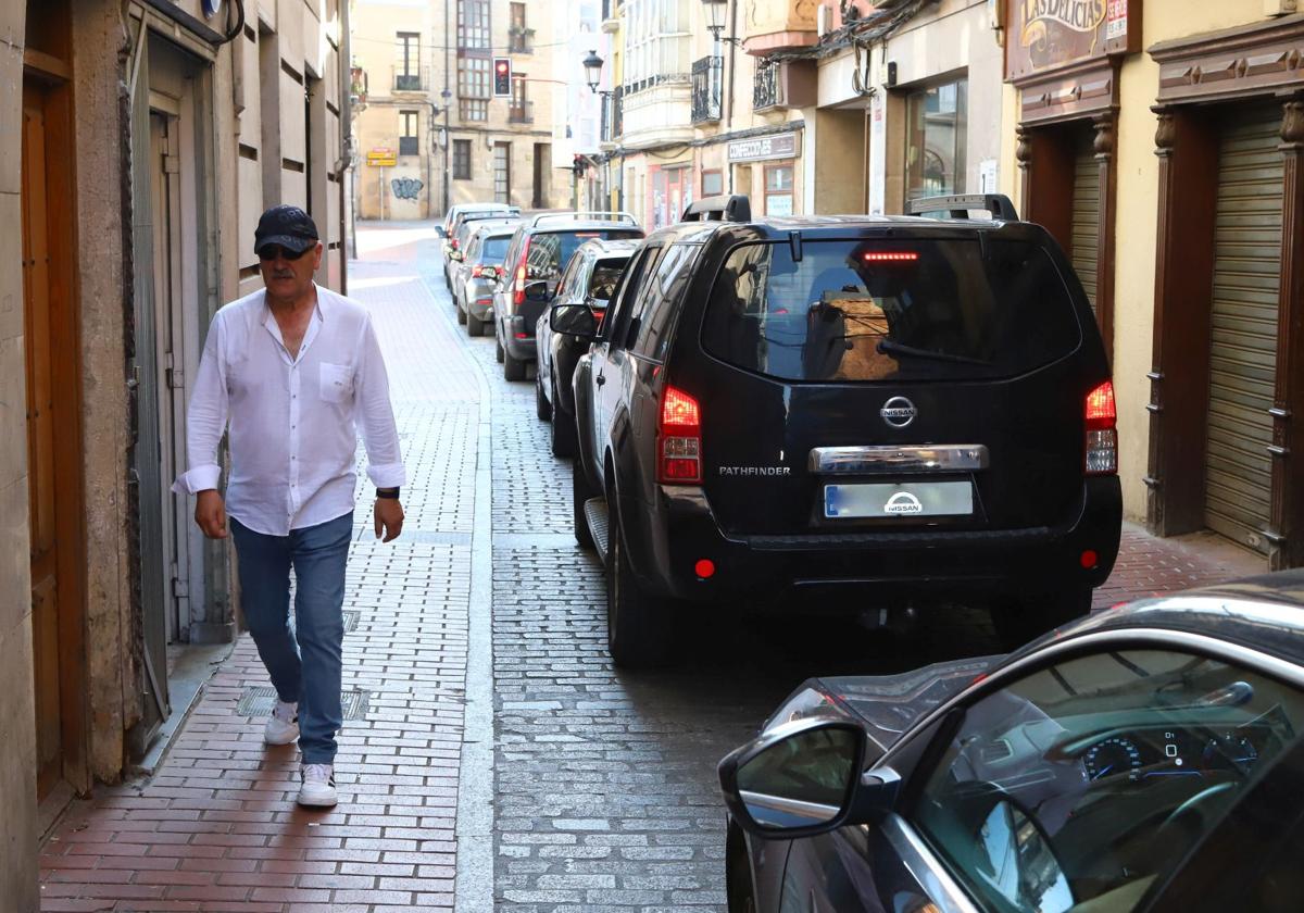 La calle Real Aquende soporta casi 5.000 coches diarios.