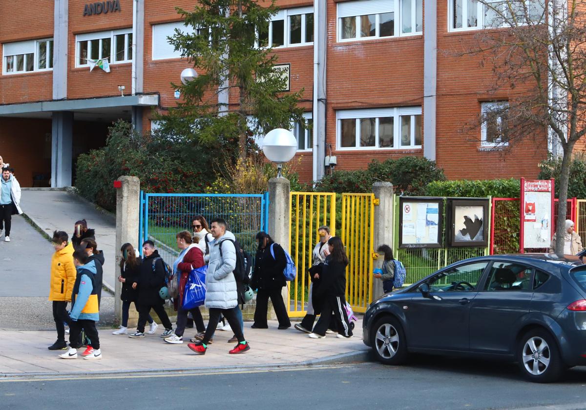 Un grupo de escolares sale del colegio Anduva.
