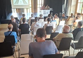 La reunión abierta a la población trató de informar sobre el documento que presentó la Diputación de Bizkaia.
