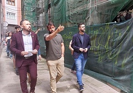 El consejero de Vivienda y Agenda Urbana, Denis Itxaso, ha visitado este jueves la obra de regeneración de Vista Alegre con el alcalde de Sestao, Gorka Álvarez.