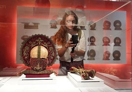 Uno de los cráneos, con su aureola, máscara y cojín, y otra reliquia formada por dos huesos decorados unidos con cinta de seda.