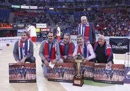 Homenaje a la plantilla que ganó la Copa Asociación en 1985: Vicente Lafuente, Iñaki Garayalde, Fernando Martínez de Ilárduya (delegado), Alberto Ortega, el entrenador Xabier Añúa y el directivo José Luis Sánchez Erauskin (de pie).
