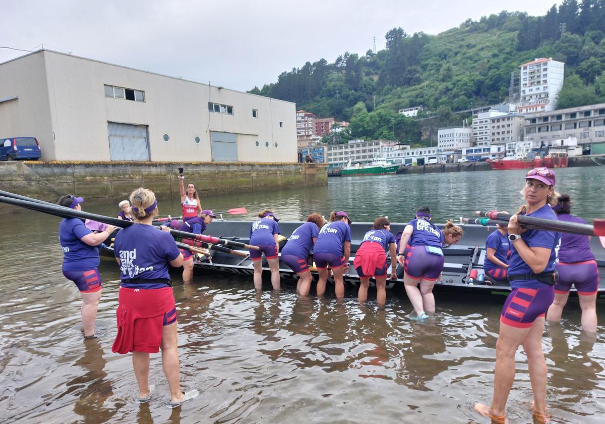 Las mujeres de Ondarroa minutos antes de tomar rumbo a Bilbao.