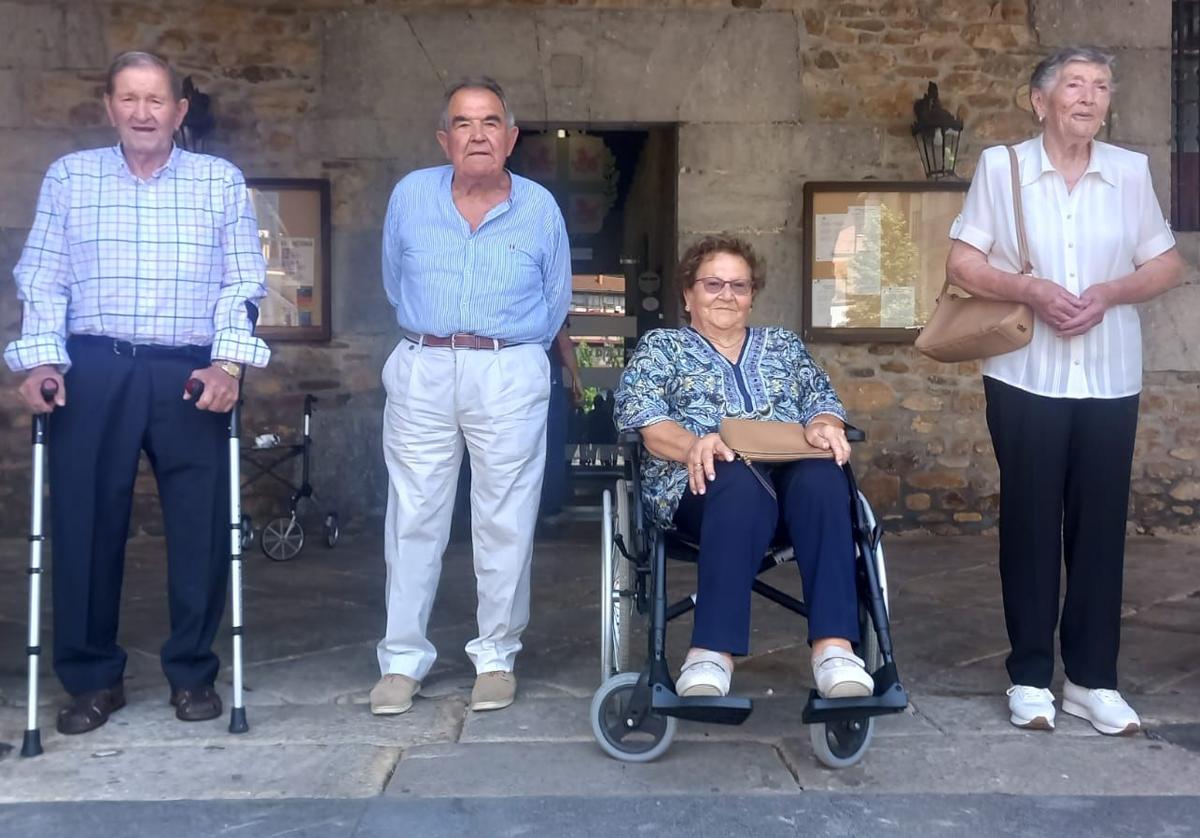 De izquierda a derecha Juan Garai, Juan Sautua, Juana Durana y Blanca Basterra.