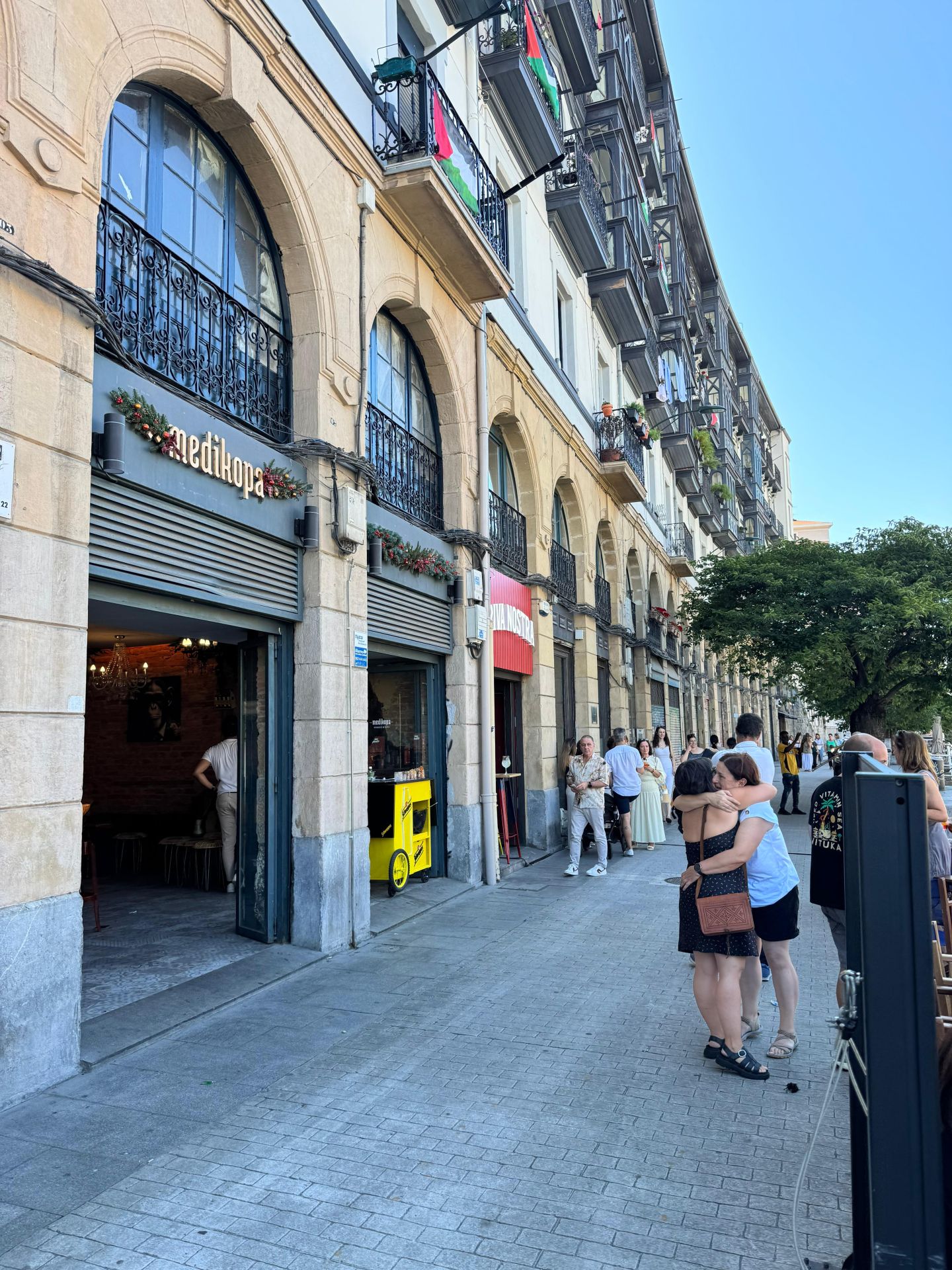 Música, mojitos y mucho ambiente: dos mellizos revolucionan el &#039;tardeo&#039; en el Muelle Marzana