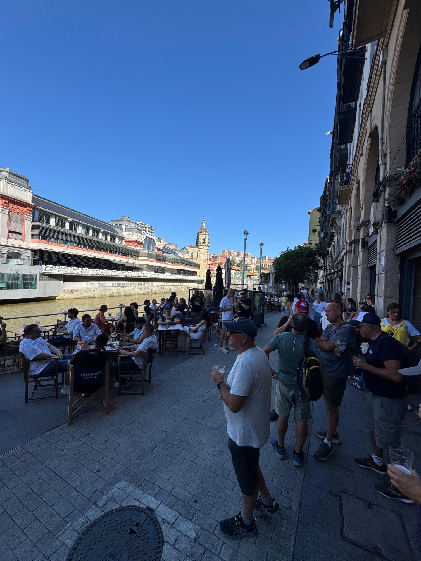 Música, mojitos y mucho ambiente: dos mellizos revolucionan el &#039;tardeo&#039; en el Muelle Marzana