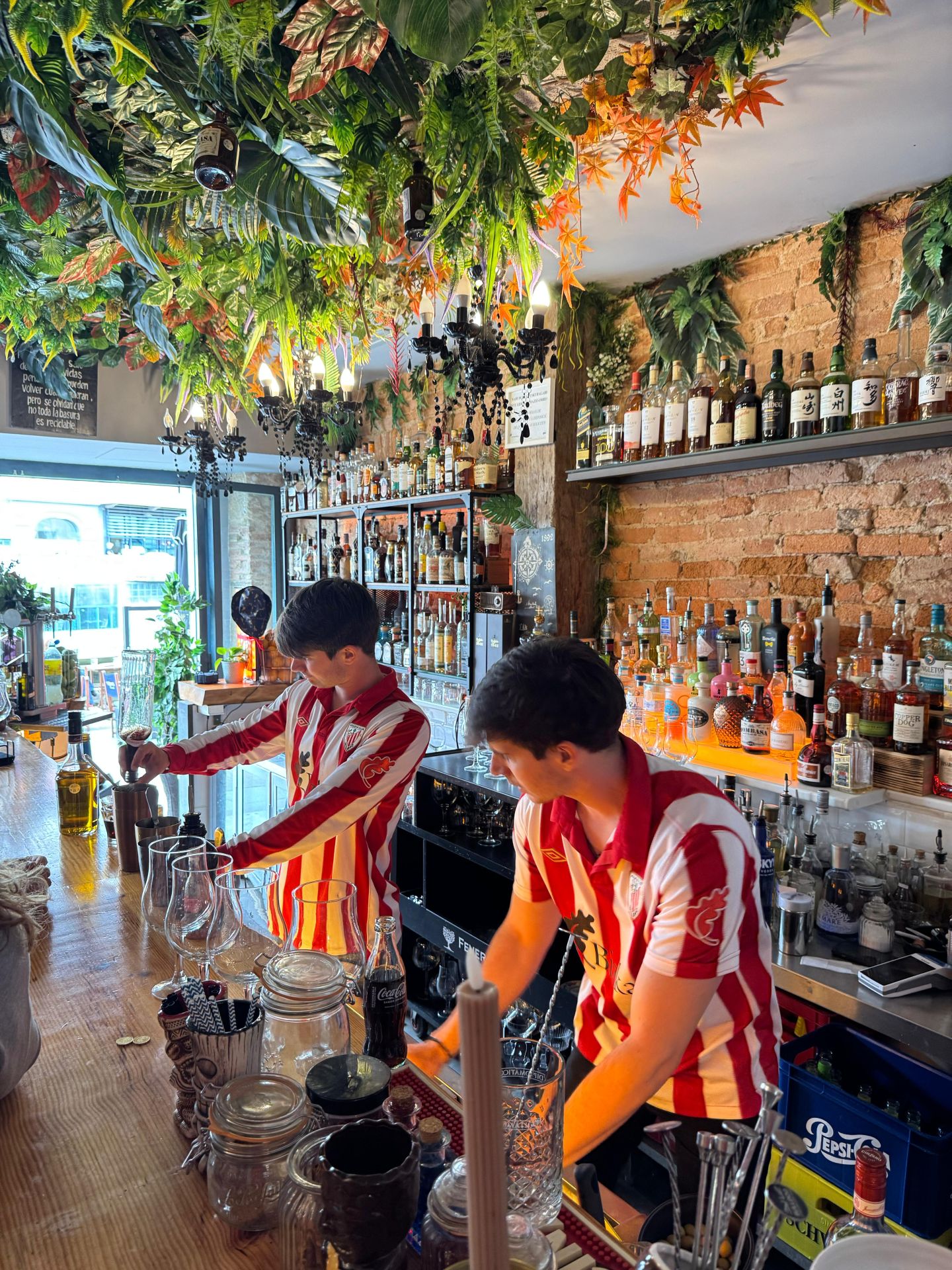 Música, mojitos y mucho ambiente: dos mellizos revolucionan el &#039;tardeo&#039; en el Muelle Marzana