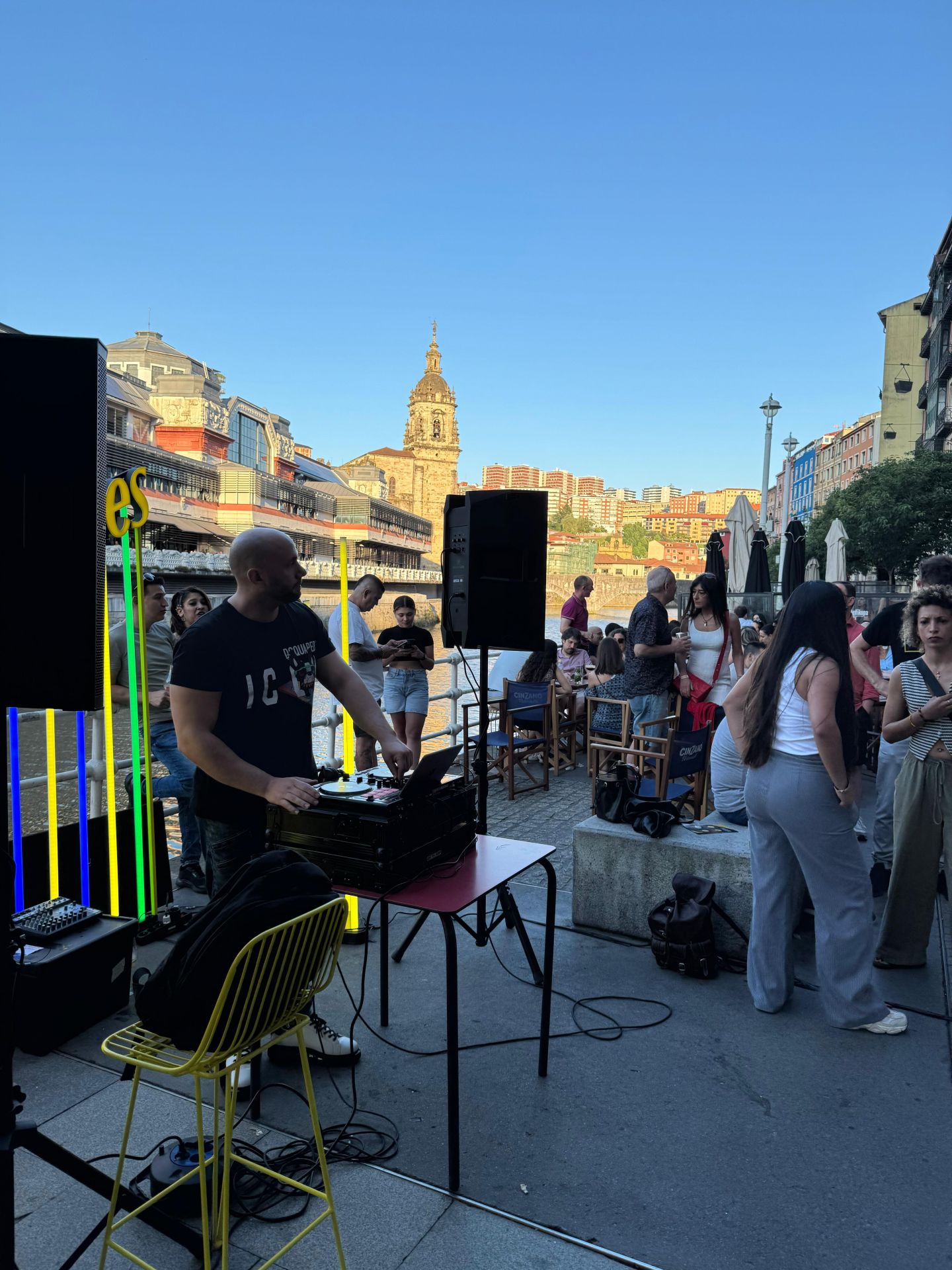 Música, mojitos y mucho ambiente: dos mellizos revolucionan el &#039;tardeo&#039; en el Muelle Marzana
