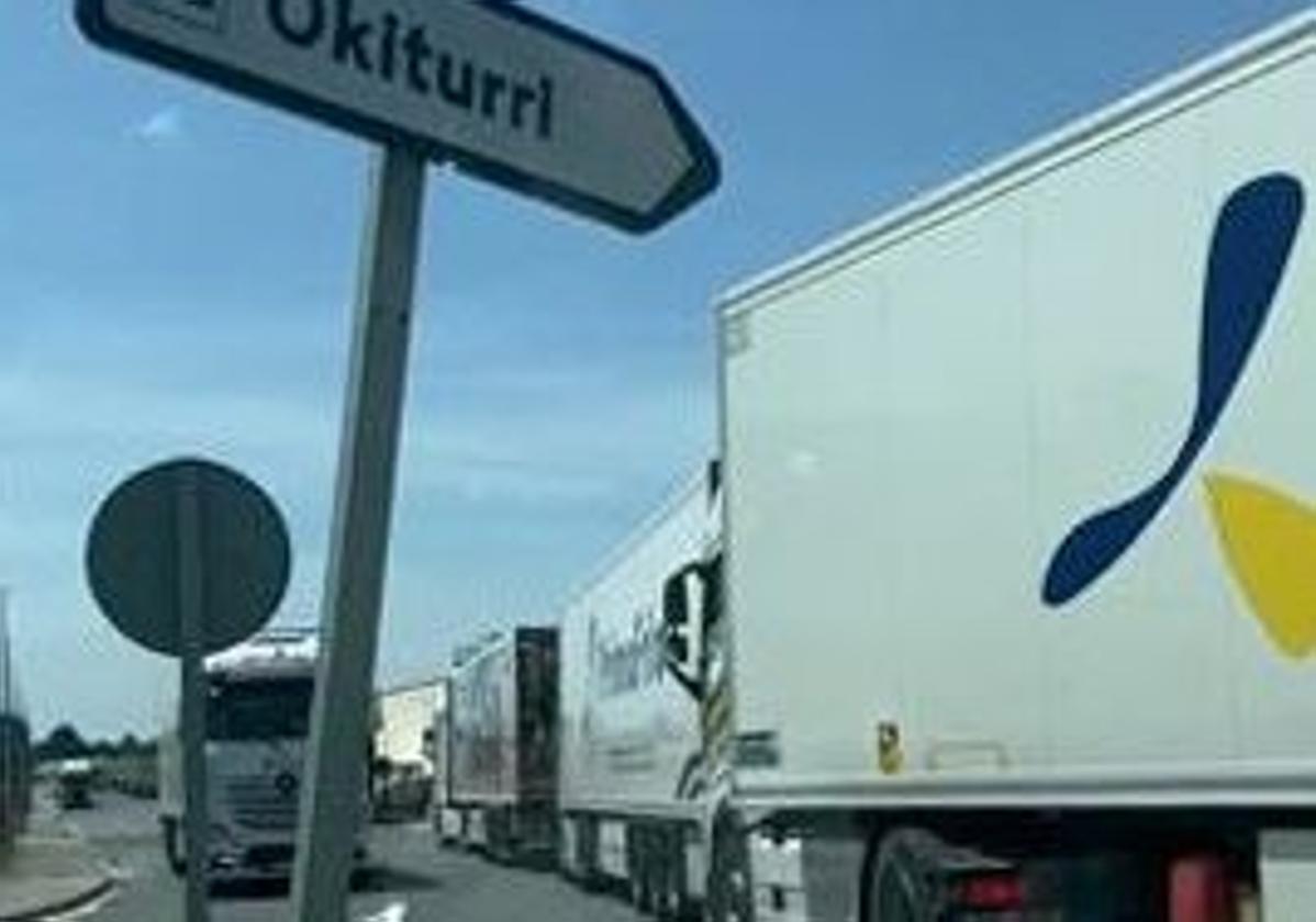 Atasco en la entrada al polígono de Okiturri en San Millán.