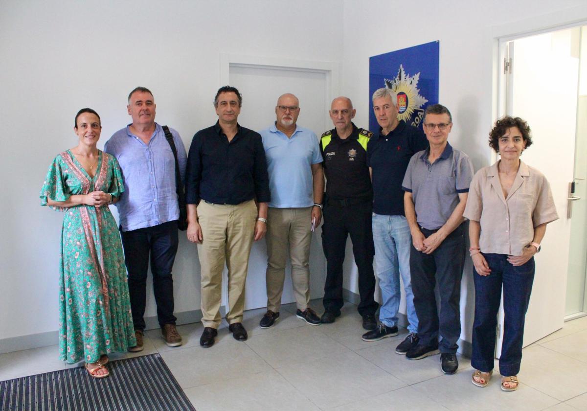 El alcalde, Alfonso San Vicente, junto al jefe de la Policía, Ángel Matabuena, y varios concejales.