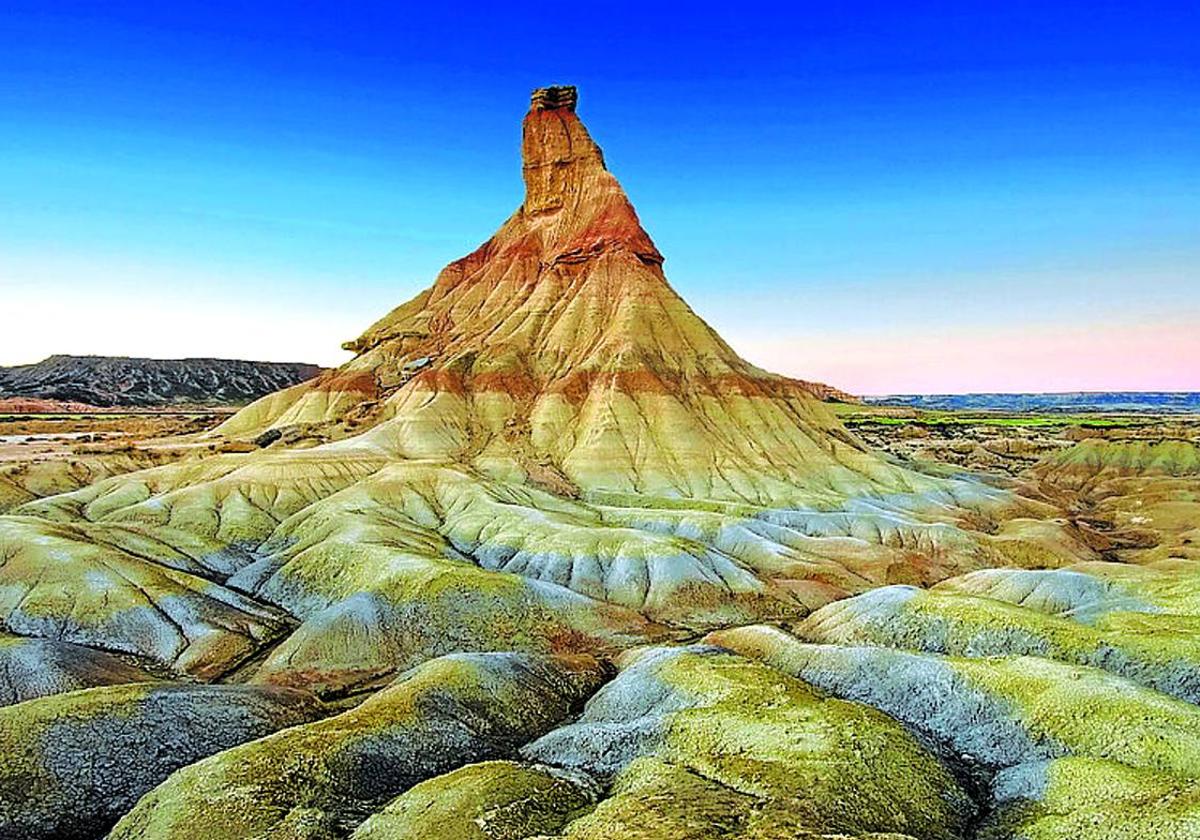 En las Bardenas no es difícil que los calores veraniegos vistan el paisaje de colores extremos.