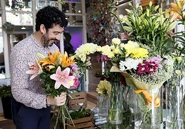 Javier, el ingeniero que ha cambiado planos por girasoles y ha abierto la única floristería de Leioa.