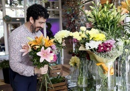 Javier, el ingeniero que ha cambiado planos por girasoles y ha abierto la única floristería de Leioa