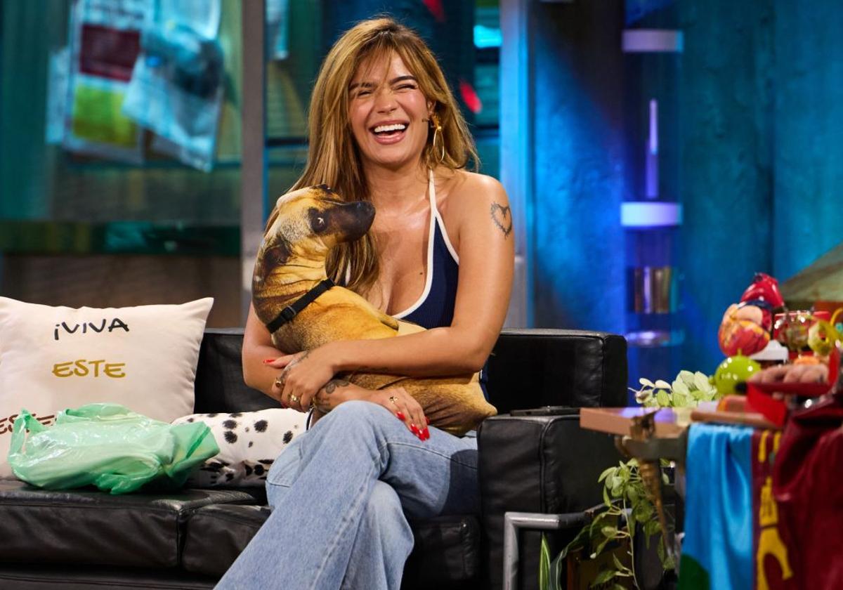 Karol G visita 'La Revuelta' con un exclusivo regalo para Broncano y con Belén Esteban interrumpiendo desde la grada