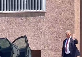 Laporta saluda a la prensa y los aficionados del Barça a su salida de las oficinas del club.