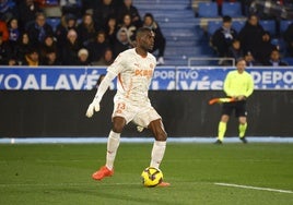 Owono controla el balón en el partido ante el Celta.