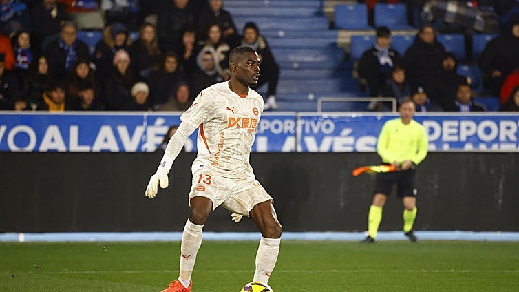 El Alavés estudia ceder a Owono una vez renueve su contrato hasta 2029