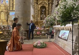 El obispo de Bilbao, Joseba Segura ante los restos de San Valentín de Berriotxoa en Elorrio.