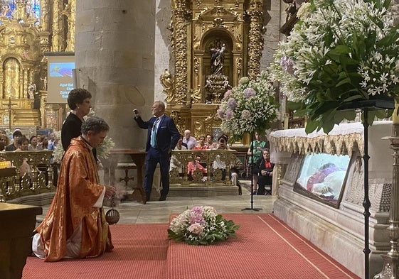El obispo de Bilbao, Joseba Segura ante los restos de San Valentín de Berriotxoa en Elorrio.