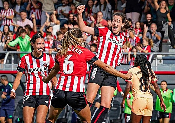 Valdezate y Bibi felicitan a Unzué por un gol ante el Atlético en Lezama.