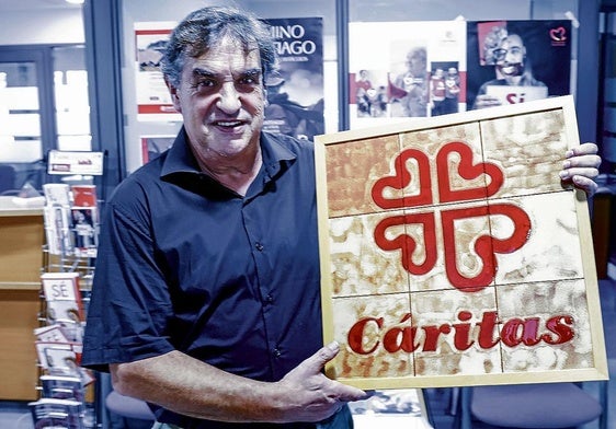 Ramón Ibeas en la sede de Cáritas Diocesana, en la plaza de los Desamparados.