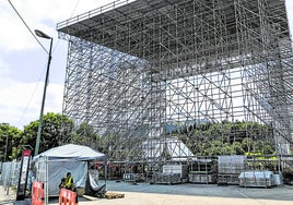 El escenario principal ya está cobrando forma en el recinto de Kobetamendi