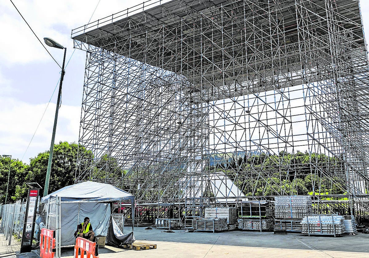 El escenario principal ya está cobrando forma en el recinto de Kobetamendi