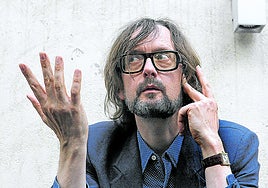 El vocalista y líder de Pulp gesticula detrás de sus gafas de pasta y su inconfundible flequillo