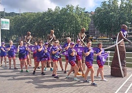 Treinta vecinas de Ondarroa homenajean a las sirgueras en Uribitarte.