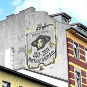 Un grafiti recuerda a Marlene Dietrich en la calle donde nació.