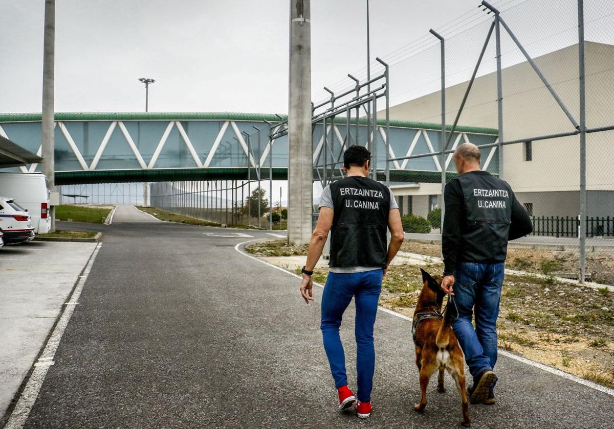 Agentes de la unidad canina de la Ertzaintza acceden al interior de la cárcel de Zaballa.