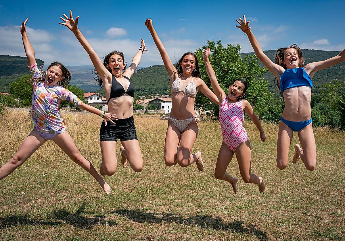 Un salto colectivo en los jardines del albergue de Cornejo.