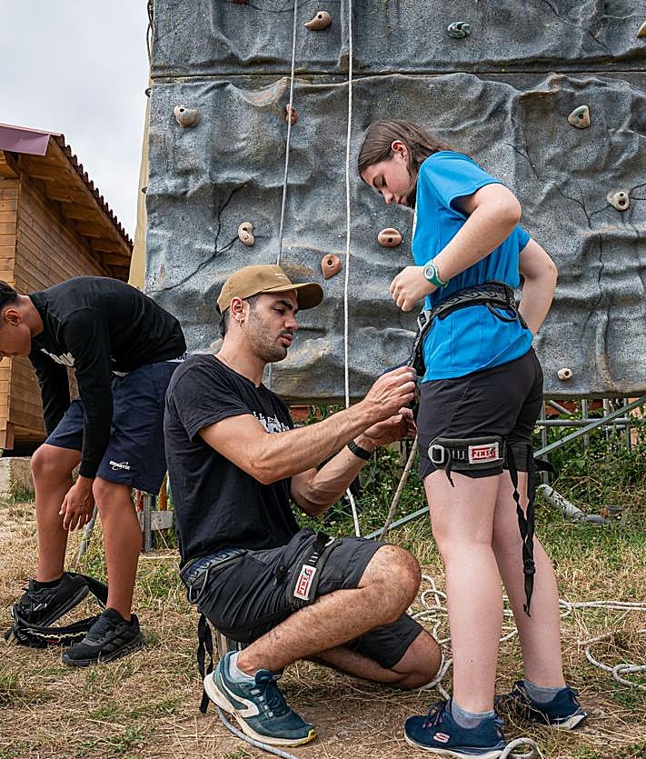 Imagen secundaria 2 - Actividades matinales del campamento. En la tercer imagen, Iñigo prepara a Elaia para la escalada. 