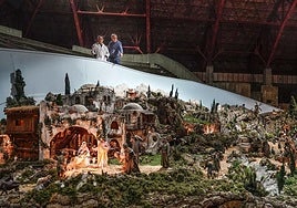 Un gigantesco belén preside la muestra navideña.