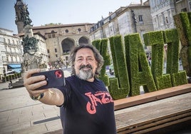 Iñigo Zárate, director del Festival de Jazz de Vitoria, junto al seto que se ha instalado en la plaza de la Virgen Blanca.