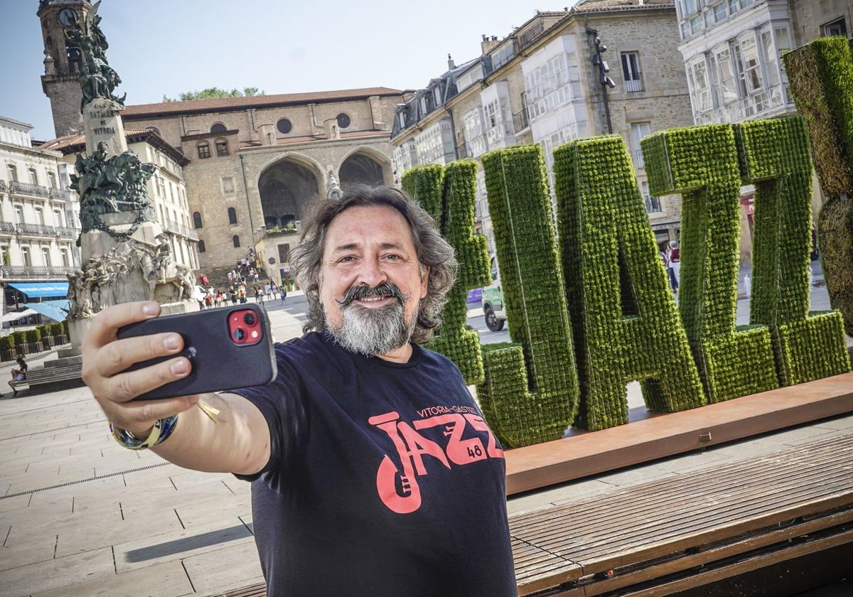 Iñigo Zárate, director del Festival de Jazz de Vitoria, junto al seto que se ha instalado en la plaza de la Virgen Blanca.