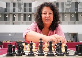 Mónica Calzzeta juega con blancas durante el Open Internacional que se celebra en el Europa.