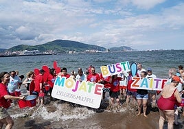 Participantes en el acto celebrado en Ereaga para dar visibilidad a la esclerosis múltiple.