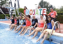 Los organizadores de la campaña y representantes institucionales este domingo en el Estadio.