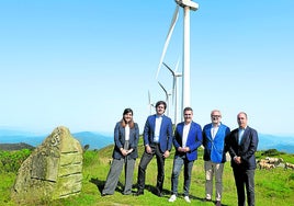 Irantzu Allende, Kerman Gabiola, Mikel Jauregi, Julio Castro y Mikel Amundarain durante el anuncio de la inversión en Labraza (Álava)