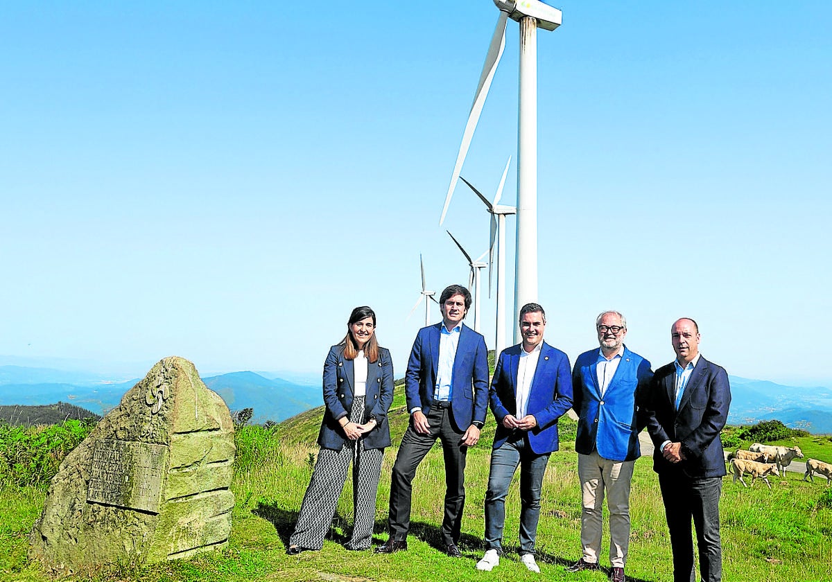 Irantzu Allende, Kerman Gabiola, Mikel Jauregi, Julio Castro y Mikel Amundarain durante el anuncio de la inversión en Labraza (Álava)