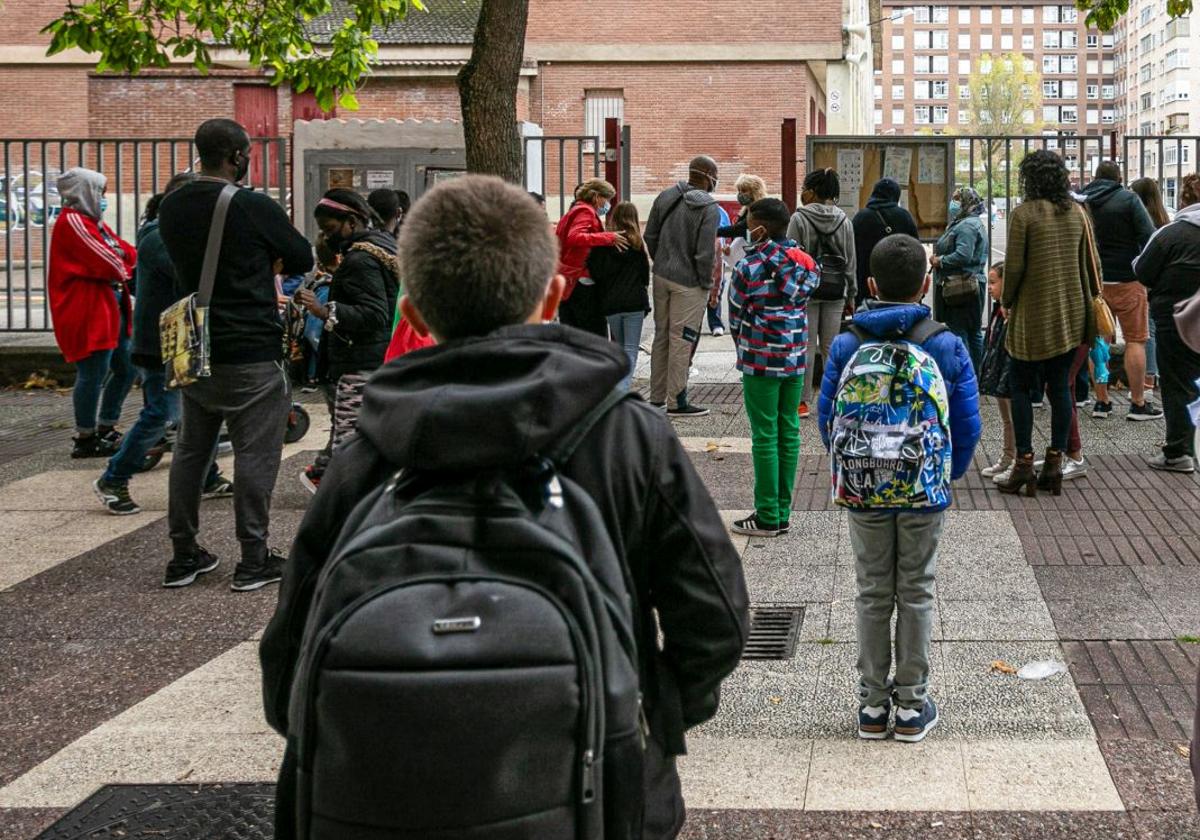 Escolares acceden a un centro escolar de Vitoria.