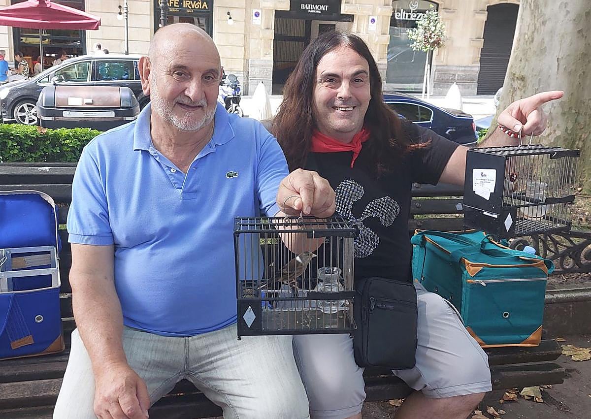 Imagen secundaria 1 - Arriba, los campeones del certamen. A la izquierda, Antonio y Cristóbal junto a sus pájaros cantores, Piki y Bruno. A la derecha, Ismael muestra a su ave.