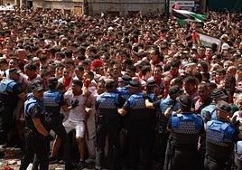 Un detenido tras una carga policial en la cuesta de Santo Domingo antes del chupinazo de Sanfermines