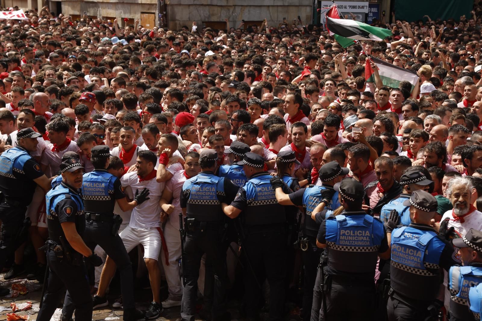 Un detenido tras una carga policial en la cuesta de Santo Domingo antes del chupinazo de Sanfermines
